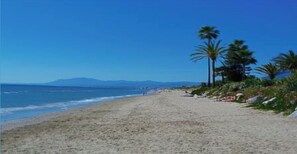 Beach - NEWLY REFURBISHED HOUSE- FIRST LINE BEACH Urbanization Bahia de Marbella  (Marbella)