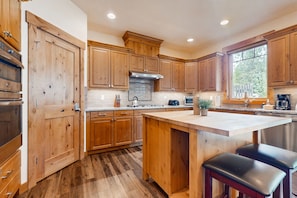 Fridge, microwave, oven, stovetop - Two-story home with on-site golf, gas fireplace, gas grill, central AC, & W/D (Cle Elum)