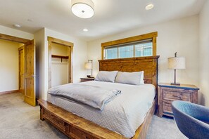 4 bedrooms, desk, iron/ironing board, WiFi
