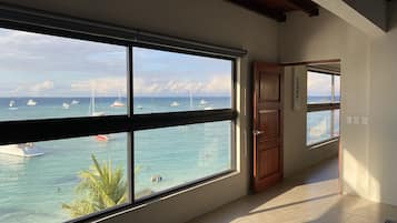 Cortinas blackout, wifi gratis y ropa de cama