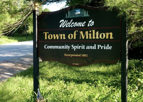 Willkommensschild der Stadt Milton, mit dem Text: "Willkommen in der Stadt Milton, Gemeindegeist und Stolz, gegründet 1802".