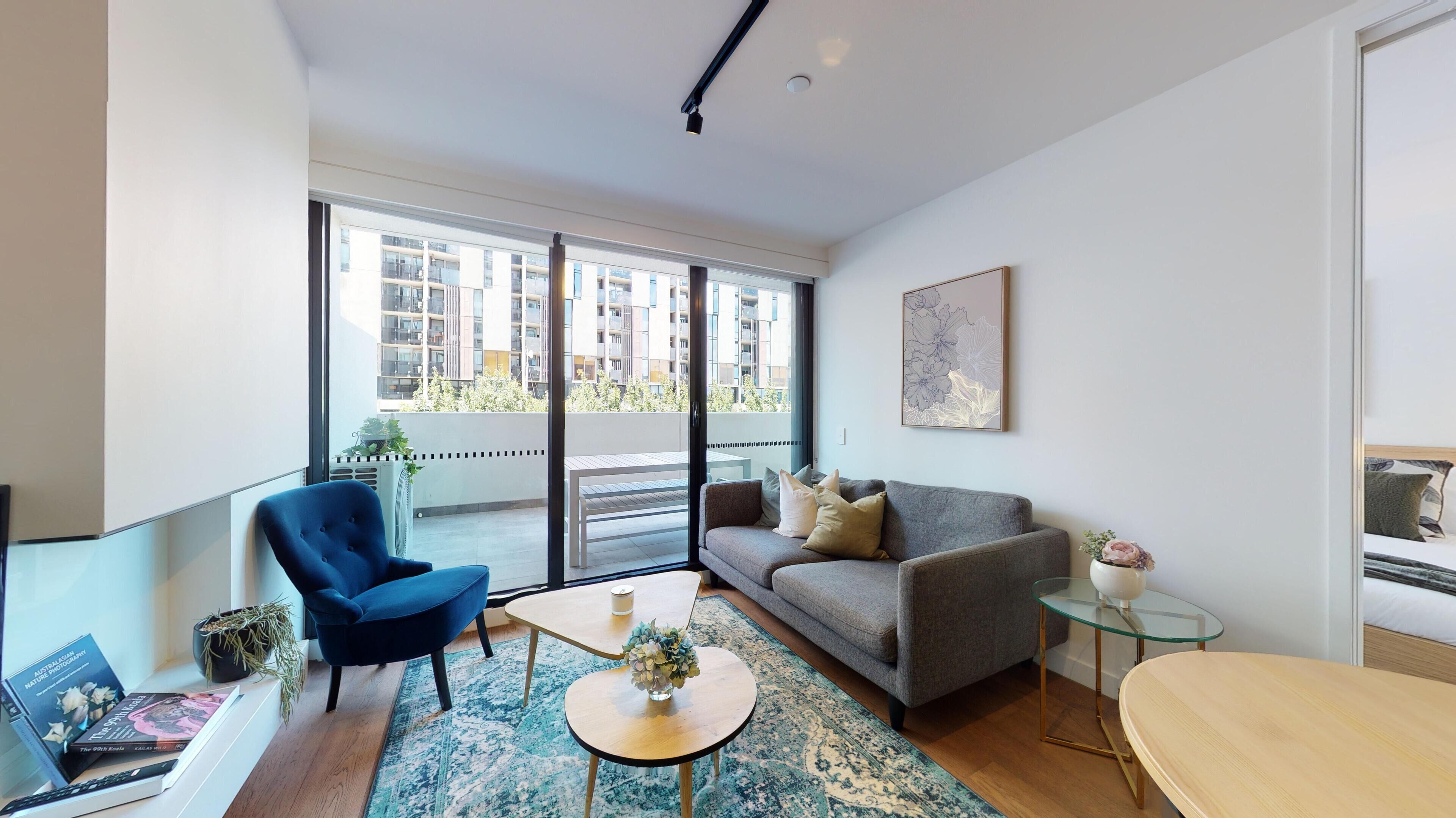 Balcony, Free Wi-Fi, Secure Car Park,Pet friendly, 190m to Train Station.