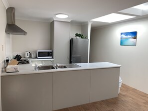 ثلاجة، ميكروويف، فرن، موقد طهي مسطح