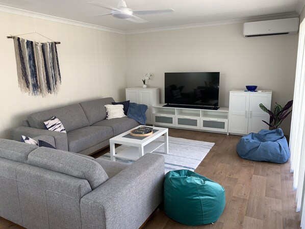 Smart TV, DVD player, livros, videoteca
