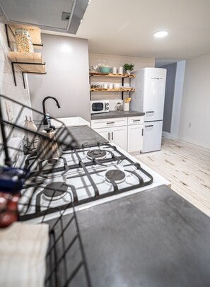 Réfrigérateur, micro-ondes, four, plaque de cuisson