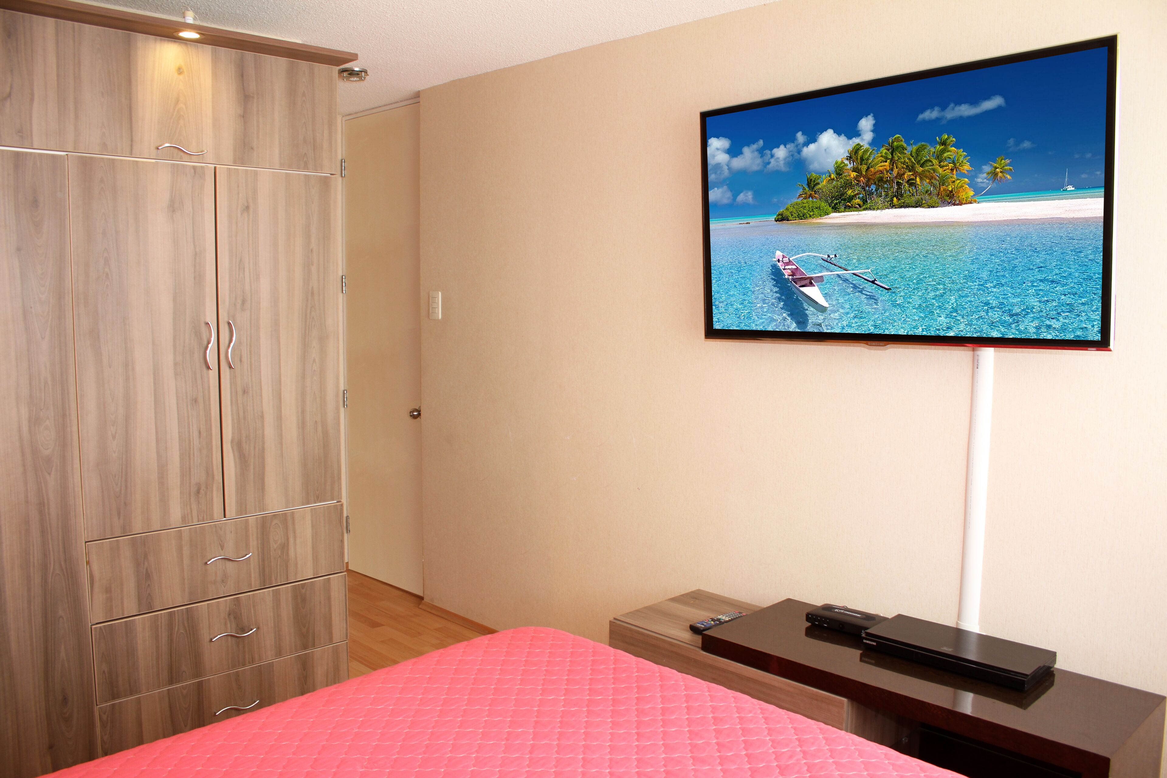 3 chambres, fer et planche à repasser, Wi-Fi, draps fournis