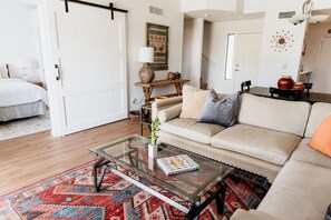 Smart TV, fireplace, books - Lakefront townhouse w/bbq grill, bicycles, and lots more - Min. 30 days (Gilbert)