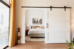 2 bedrooms, iron/ironing board, free WiFi, bed sheets - Lakefront townhouse w/bbq grill, bicycles, and lots more - Min. 30 days (Gilbert)