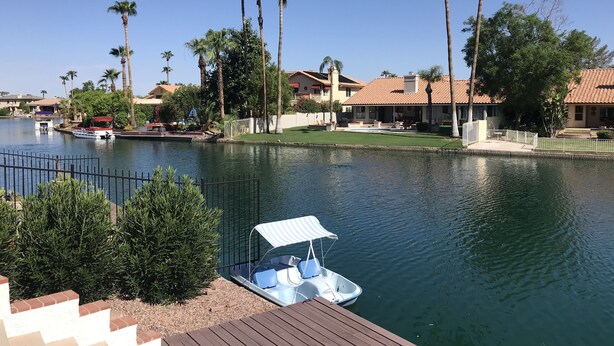 Une propriété située au bord de l’eau, dotée d’un quai, d’un bateau et d’un espace piscine.
