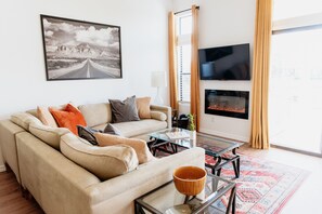 Smart TV, fireplace, books - Lakefront townhouse w/bbq grill, bicycles, and lots more - Min. 30 days (Gilbert)