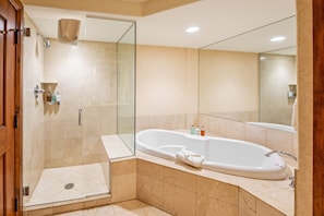 Bathtub, hair dryer, towels, soap - Heart of Vail Village - Free Breakfast, Free Parking, No Resort Fee - Walkable (Vail)