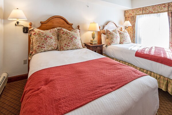 2 bedrooms, in-room safe, iron/ironing board, travel cot - Heart of Vail Village - Free Breakfast, Free Parking, No Resort Fee - Walkable (Vail)