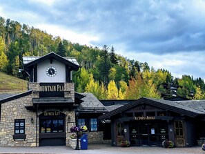Un bâtiment doté d’une horloge, portant l’inscription « Mountain Plaza », et à côté duquel se trouvent les panneaux « Express Lift » et « Vail Sports & Rentals ».