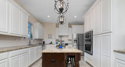 1920's Sunny Gem - Downtown Waco Home