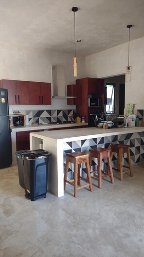 Een koelkast, een magnetron, een oven, een kookplaat