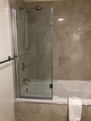 Combined shower/tub, hair dryer, towels, toilet paper - A must in Tremblant (1,100 sqf); close to everything! (Mont-Tremblant)
