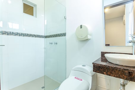 Standard Triple Room | Bathroom | Shower, free toiletries, bidet, soap