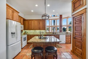 Fridge, microwave, oven, stovetop - The Retreat at Crystal Creek - 8 miles to Downtown (Austin)