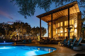 Outdoor pool, a heated pool - The Retreat at Crystal Creek - 8 miles to Downtown (Austin)