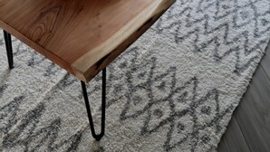 A wooden coffee table with a tray holding a black vase, a white vase, and a teapot. - Newly Renovated! Paradise Point Lake House (Leamington)