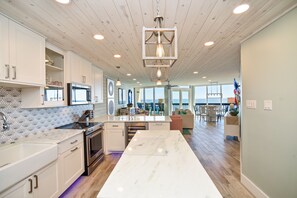 Fridge, microwave, oven, stovetop - Sandpiper Condominiums 909, Panoramic Gulf Views w/ direct access to Mustang Island/Port A beaches. (Port Aransas)