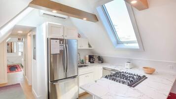 Geladeira, micro-ondas, fogão, cooktop