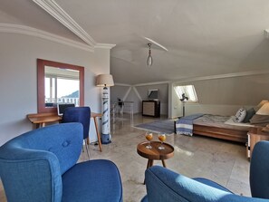 8 bedrooms, iron/ironing board, internet, bed sheets
