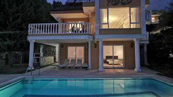 Een verwarmd zwembad