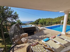 Een verwarmd zwembad