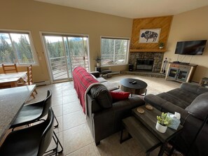 Smart TV, fireplace, DVD player - Mountain Views, Adjacent to White River National Forest, Renovated Ski Condo (Silverthorne)