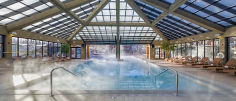 Inomhuspool och utomhuspool