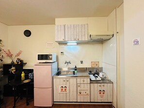 冰箱、微波炉、炉灶、厨具/餐具