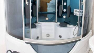 Combined shower/tub, towels, shampoo