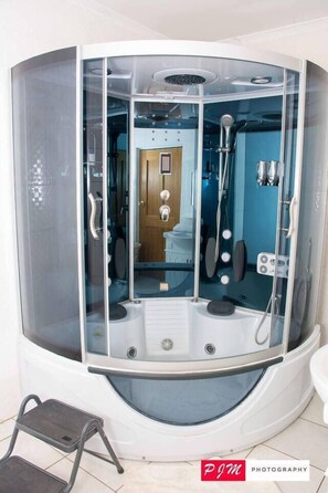 Chuveiro/banheira combinados, toalhas de banho, shampoo 