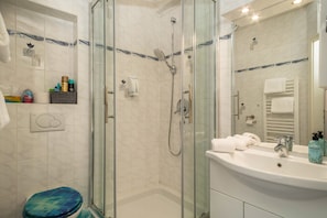Dusche, Haartrockner, Handtücher