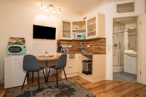 Refrigerador, placa de cocina, cafetera/tetera, tetera/pava eléctrica