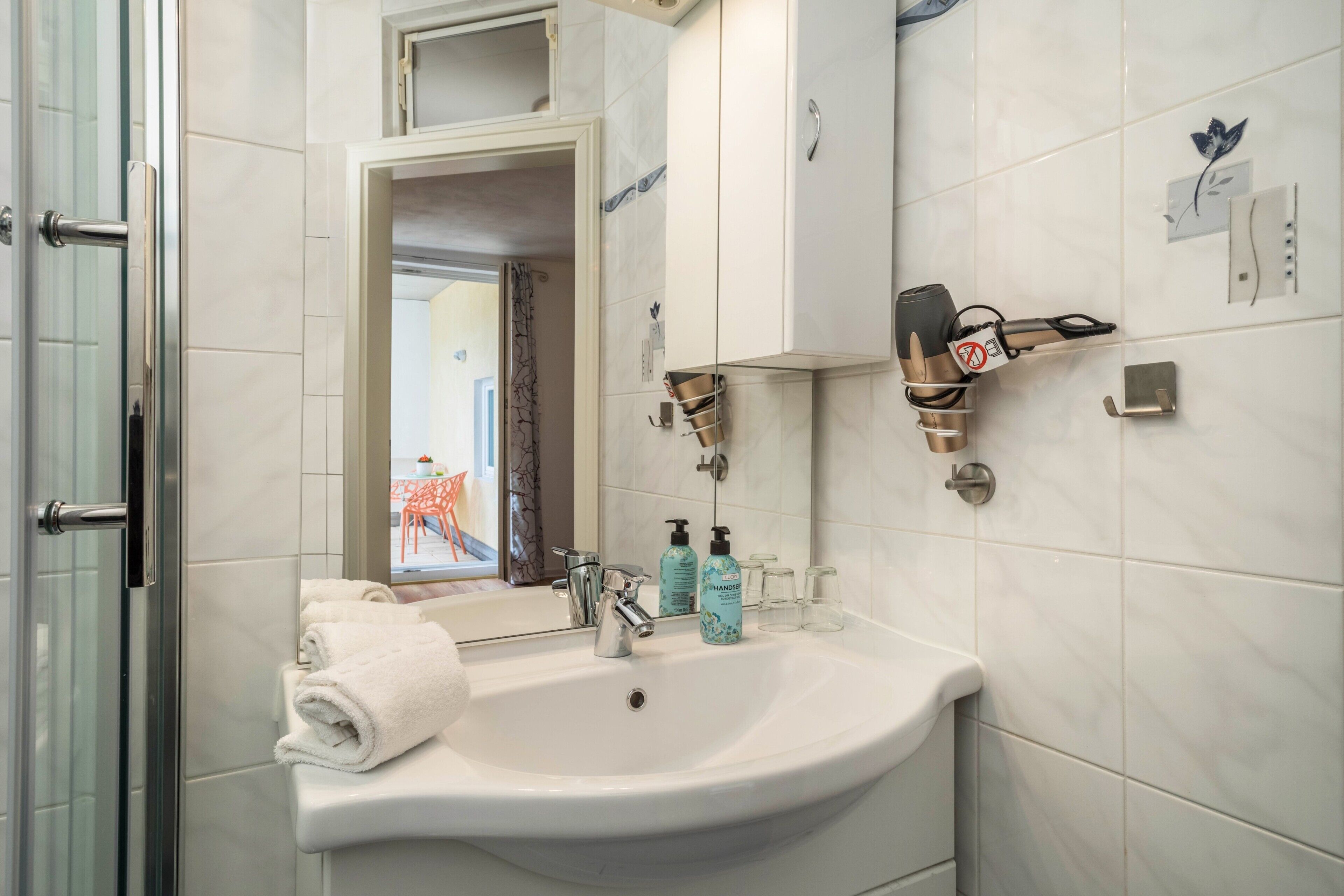 Dusj, hårføner og håndklær