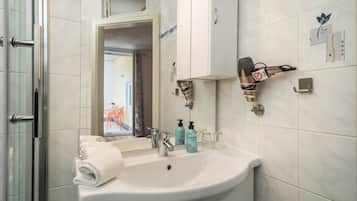 Dusj, hårføner og håndklær