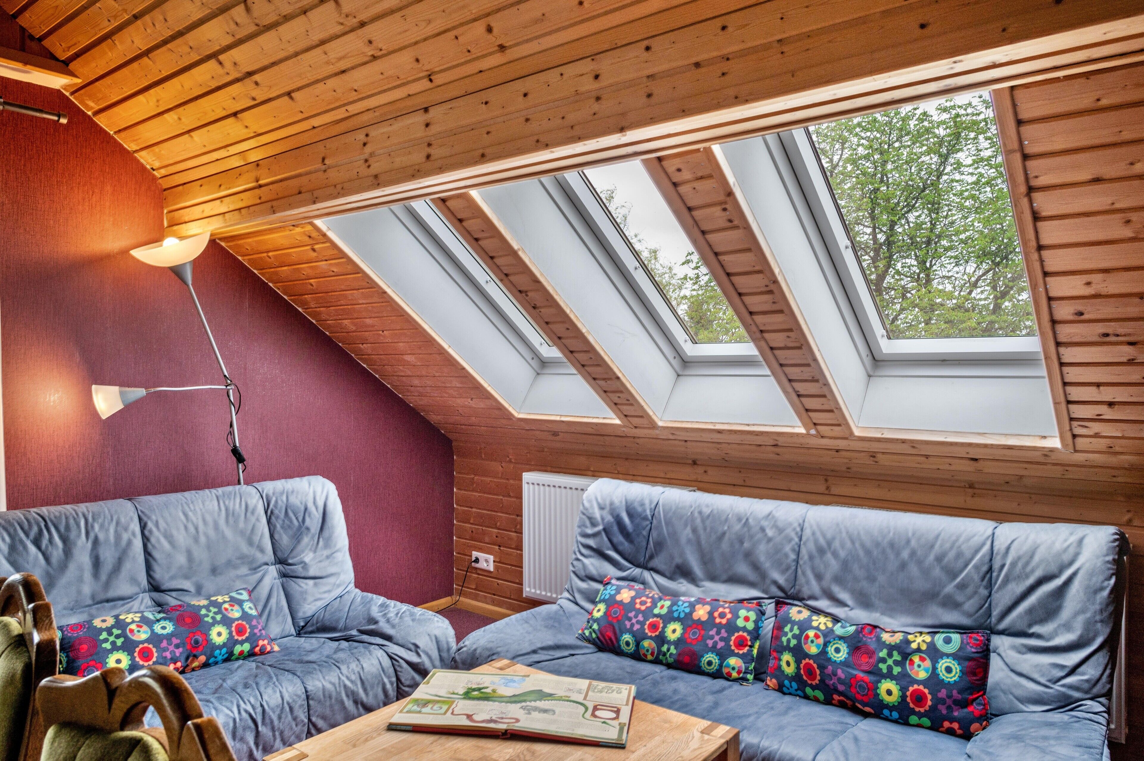 Een televisie, een dvd-speler, een tafeltennistafel en een stereo