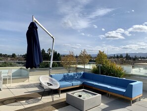 Terrace/patio - Crisp Mountain View 1BR w/ Pool, Spa, Roofdeck, by Blueground (Mountain View)
