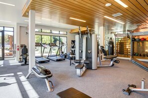 Fitness facility - Crisp Mountain View 1BR w/ Pool, Spa, Roofdeck, by Blueground (Mountain View)