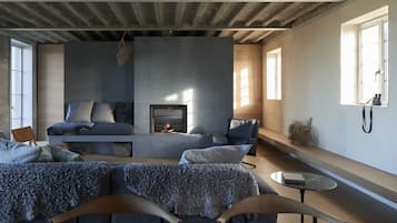 Televisie en een open haard