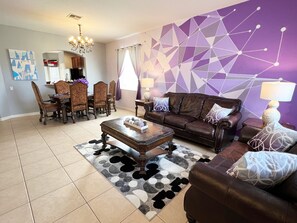 Smart TV, videojuegos, reproductor de DVD y futbolito 