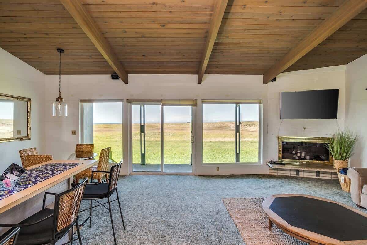 Tv, eldstad och dvd-spelare