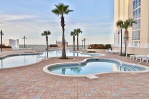 Een buitenzwembad en een verwarmd zwembad