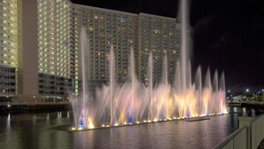 Ein Hotel mit einer großen, beleuchteten Wasserspiele vor der Fassade.