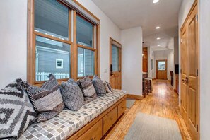 TV, fireplace, offices