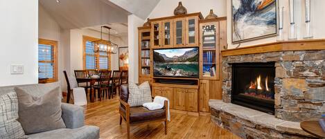 TV, lareira, aparelho de som