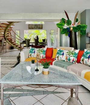 Een open haard en boeken