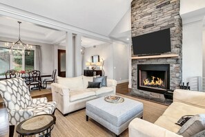 Smart TV, chimenea, futbolito y estéreo